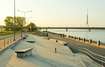 Promenāde- betona skeitparks Daugavas labajā krastā