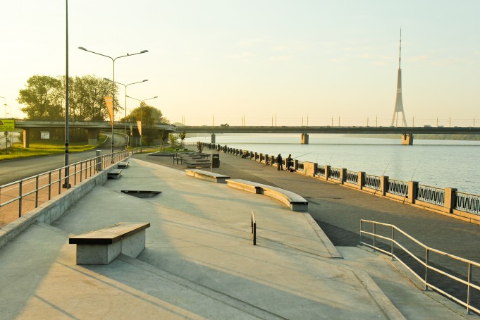 Promenāde- betona skeitparks Daugavas labajā krastā